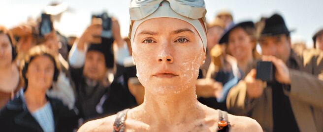 黛西蕾德莉在《追浪少女》中饰演游泳选手格特鲁德埃德尔。（Disney＋提供）