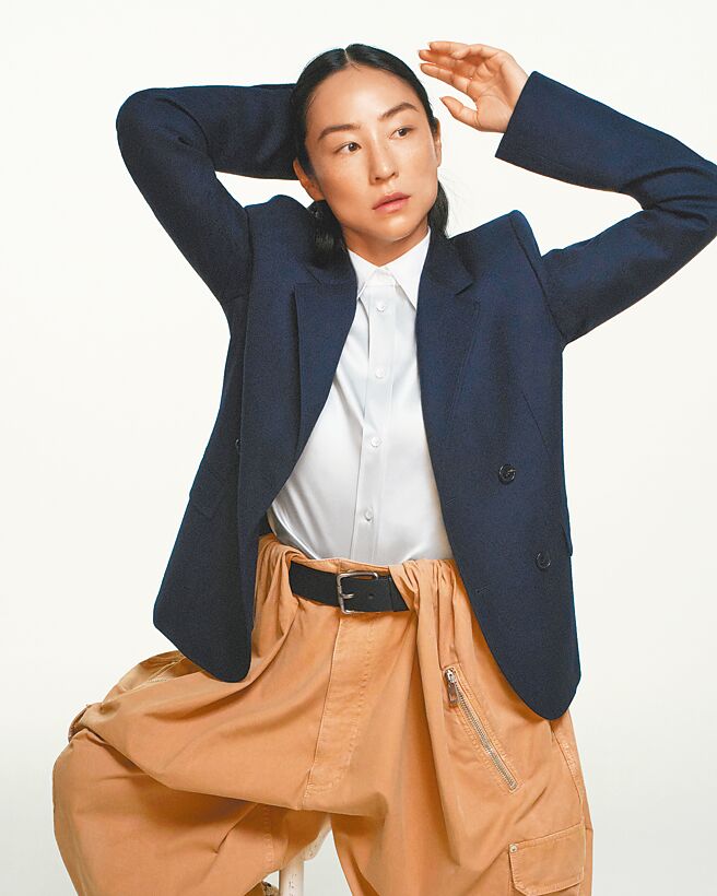 品牌大使葛麗塔李現身此次秋冬大片。（Loewe提供）