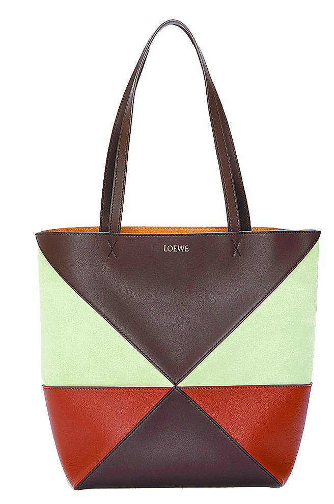Puzzle Fold多色拼接小牛皮中款托特包。（Loewe提供）