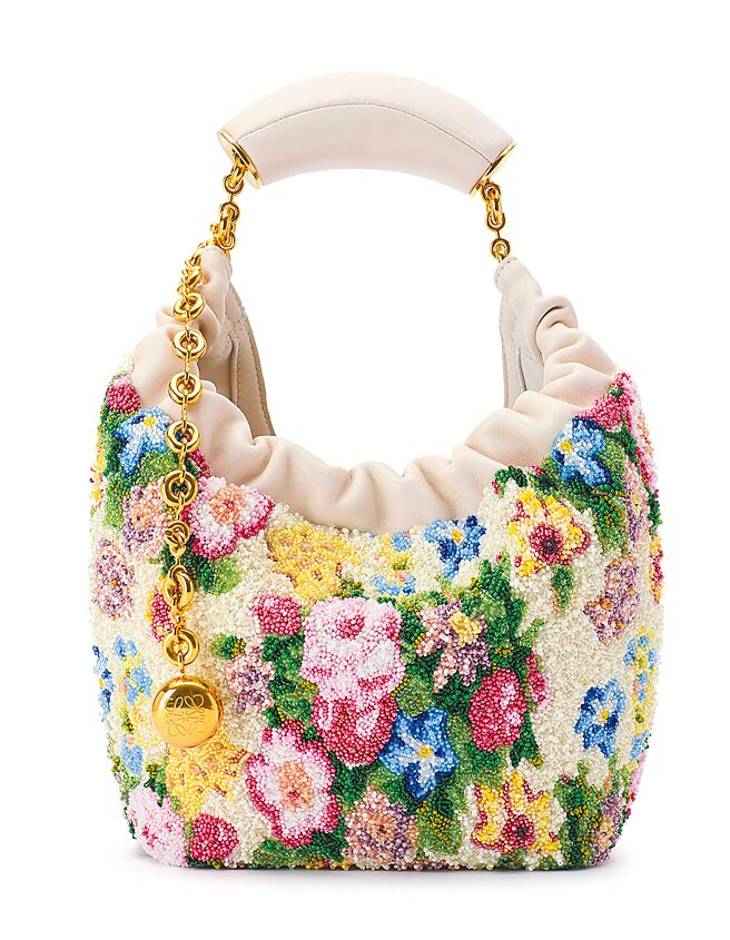Squeeze刺繡珠飾肩背包。（Loewe提供）