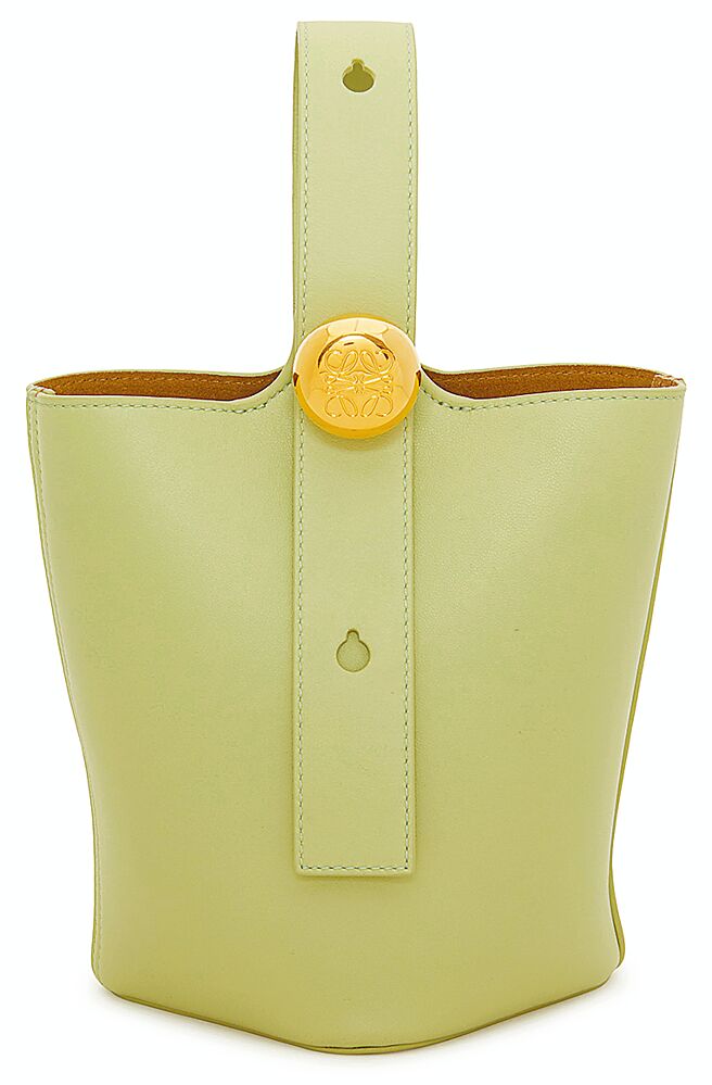 Pebble酪梨綠小牛皮迷你水桶包。（Loewe提供）