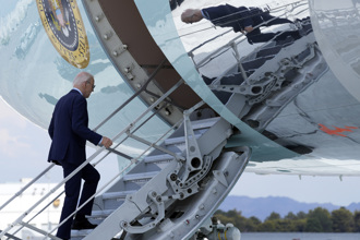 拜登再度確診新冠！ 登機虛弱影像曝光