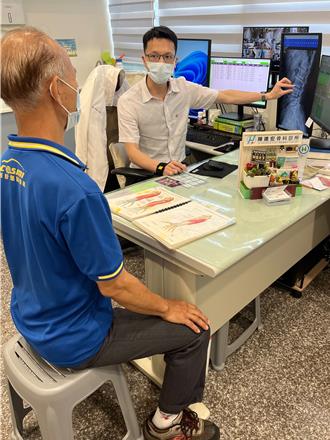 小腿常抽筋恐是退化性脊椎病變 醫：做2事緩解