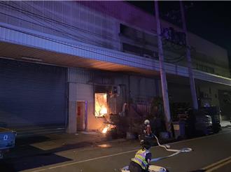 聽見「嗶嗶剝剝」出事了！大里工廠深夜冒火光 1家四口驚險逃生