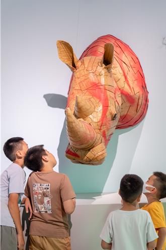 高雄兒美館暑期新展 透過雕塑結合媒材探討動物與人類關係