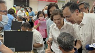 宜蘭免費配老花眼鏡列車今開往冬山 朱立倫到場支持