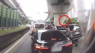 影》詐欺車手衝撞警車逃逸　林口警方開槍影片曝