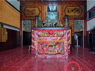 彰化南安寺擲筊現奇蹟！ 筊杯飛卡神桌龍紋桌裙