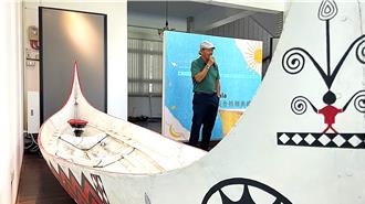 承載生命轉折航向起源地 程正德贈東大「夏曼．藍波安製拼板舟」