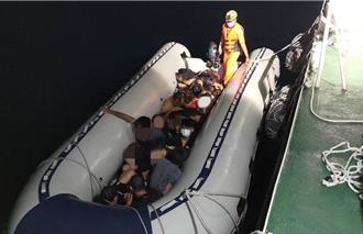 颱风来袭前偷渡19名越南人抢滩上岸  船主下场出炉