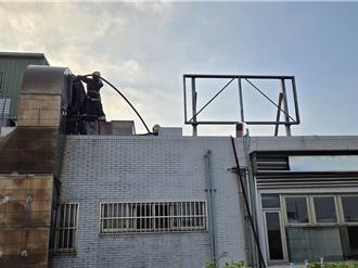 八里渡船頭旁餐廳火警　廚房排煙管莫名起火燃燒