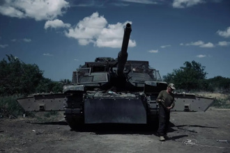 阻止無人機偷襲  烏軍M1A1坦克加掛重裝甲與訊號干擾器