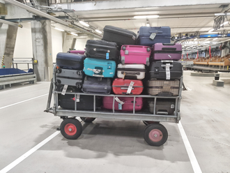 行李箱遭地勤「丢下楼梯」狂摔 夸张影片疯传！航空公司认了