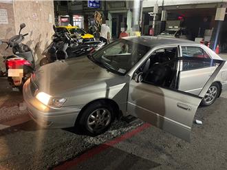 高雄男駕車撞進騎樓釀3機車毀損　疑心肌梗塞送醫搶救不治