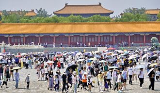 廣場上站滿研學團 暑期旅遊博物館一票難求