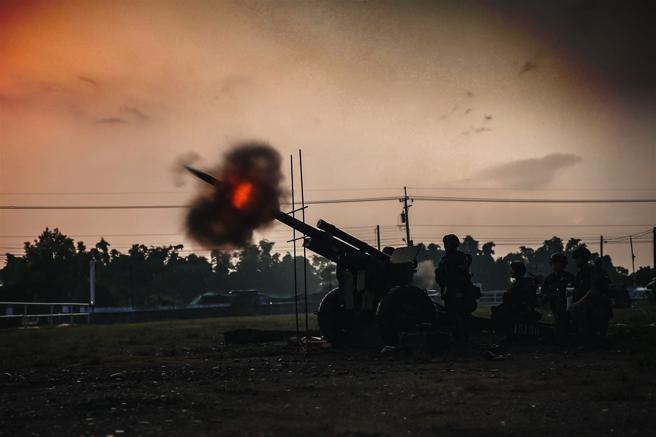  装甲584旅炮兵营实施基地营教练夜间实弹射击，展现全天候作战效能。（记者陈彦陵摄）