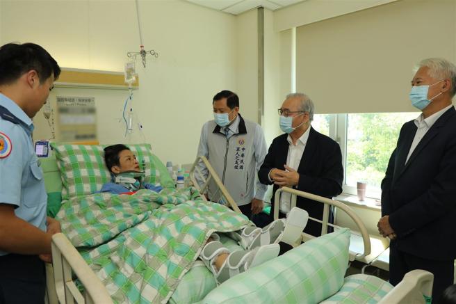  军友社理事长黄呈琮前往三军总医院，慰问徐少尉母亲并表达关怀之意。（军友社提供）