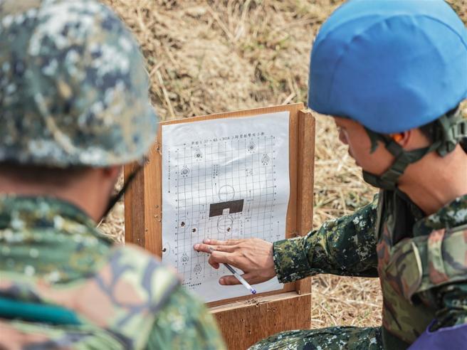  入伍生依據彈著點，逐步完成歸零射擊與表尺修正，藉此驗證射擊的施訓成效。（記者謝承宏攝）