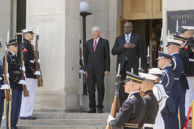 新加坡防长黄永宏（左）15日前往五角大厦，会晤美国防长奥斯丁。（达志影像／美联社）