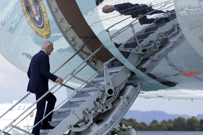 拜登再度确诊新冠！ 登机虚弱影像曝光。(图/美联)