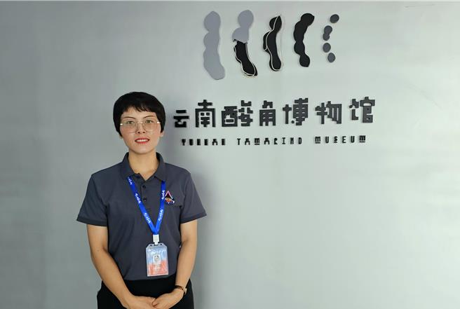 猫哆哩集团办公室主任陆江丽说明，公司也在思考更多产品可能性，例如酸角的果核可提炼多糖胶作为增稠剂。（吴泓勋摄）