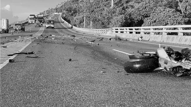 南迴公路381.5公里处今（18）日清晨发生重机与货车对撞事故，骑士头部受创、人腿分离，当场死亡。（民眾提供／萧嘉蕙台东传真）