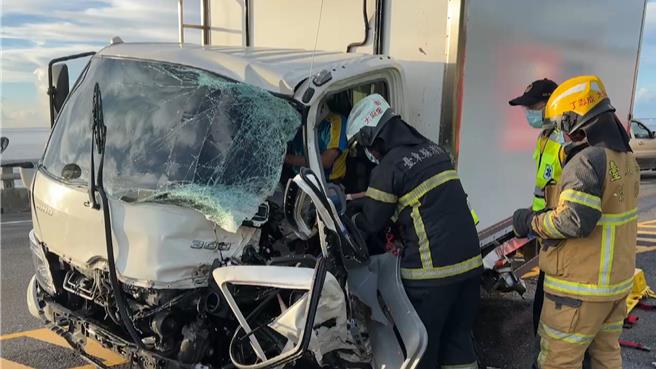 物流货车驾驶腿部被方向盘夹住，意识清楚，无生命危险，消防人员协助脱困。（民眾提供／萧嘉蕙台东传真）