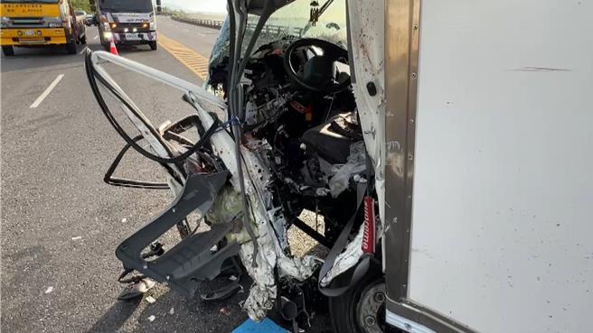 货车车头凹陷变形，挡风玻璃碎裂成蜘蛛网状。（民眾提供／萧嘉蕙台东传真）