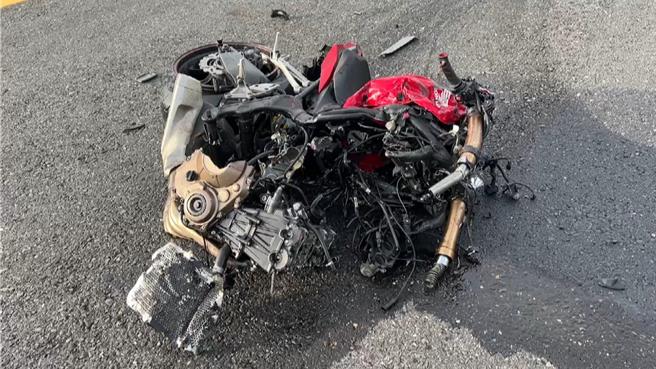 重机受损严重，近乎全毁。（民眾提供／萧嘉蕙台东传真）