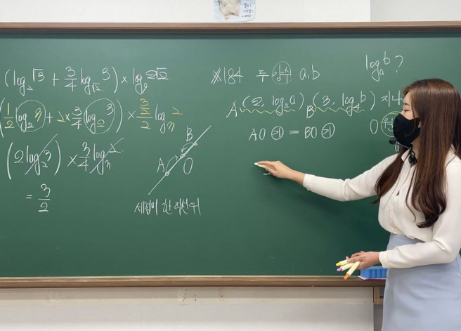 南韩一名数学老师课堂上仙气逼人，近来掀起讨论。（翻摄im_ssong1201 IG）