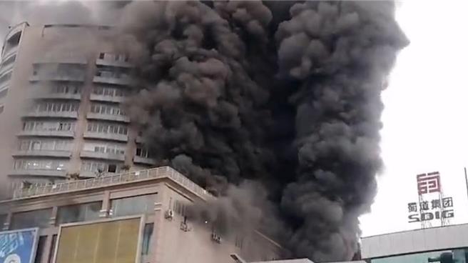 四川自貢九鼎大樓7·17火警16人遇難初步調查係施工作業引起。（大陸央視）