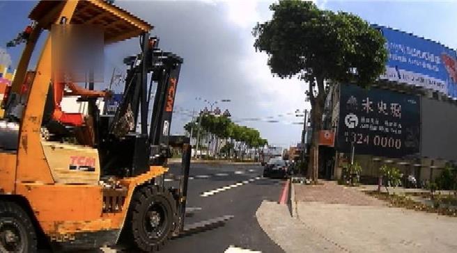 堆高机驾驶行驶道路未申请，警方盘查后发现驾驶酒测值高达0.59mg。（芦竹警分局提供）