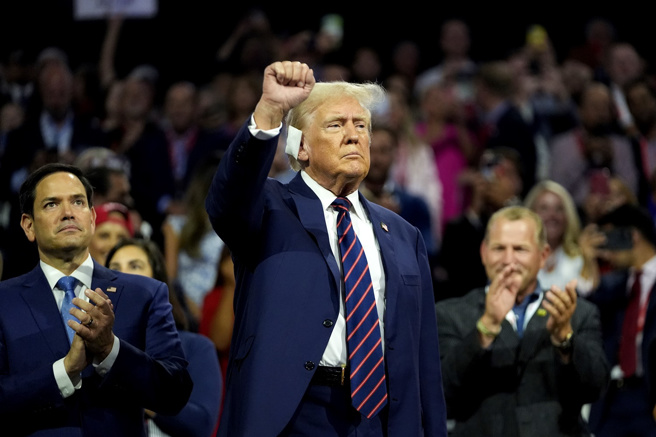 川普與賴清德的孤狼性格太凸顯，未來可能衝突會大於合作的面向。這次川普先行對台灣放話，是要台灣做好心理準備，必要時美國犧牲台灣也不是不可能的事。（美聯社）