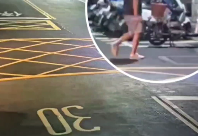 轄區警方正調閱監視畫面追蹤噴漆民眾的身份，該畫面可見男子手持噴漆罐。（圖 / 劉詠韻翻攝）