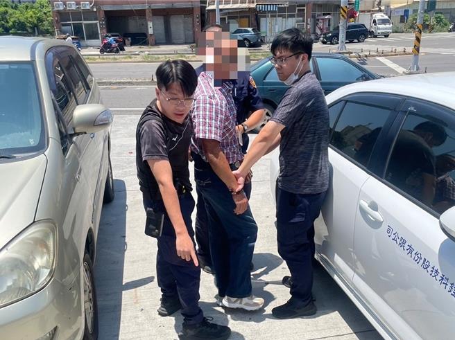 線西分駐所員警16日獲報逮捕51歲的詐騙車手張男（中）。（警方提供／孫英哲彰化傳真）