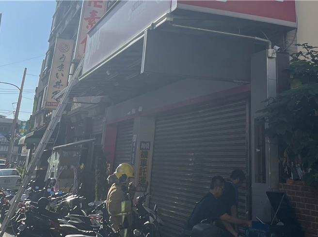 彰化縣伸港鄉18日清晨6點多發生民宅火警，消防員架梯將在2樓陽台待援的6名大人小孩安全救下。（民眾提供／孫英哲彰化傳真）