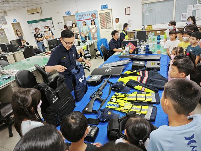 平镇警办青春神探体验营，小小波丽士大显神威。(警方提供／吕筱蝉桃园传真)