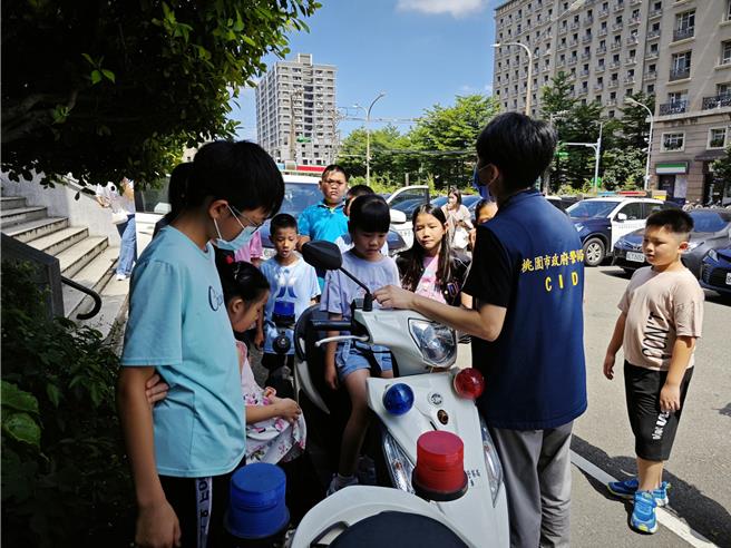 平镇警办青春神探体验营，小小波丽士大显神威。(警方提供／吕筱蝉桃园传真)