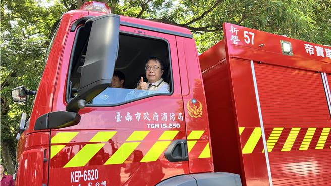 消防局今天举办捐赠仪式，市长黄伟哲代表接受捐赠。（张毓翎摄）