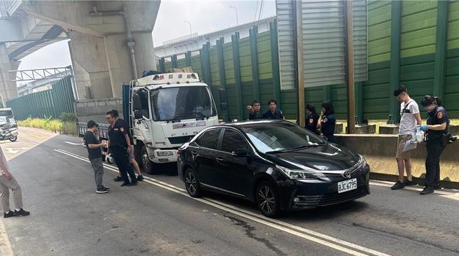 林口警方今天上午查缉车手遭开车衝撞，警方现场开枪示警，最后逮补2名嫌犯。（警方提供）