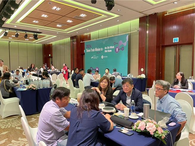 貿協正籌組「2024印尼菲緬市場開發團」，圖為2024年越柬泰商機助攻團，在胡志明貿易洽談會場狀況。(貿協提供)