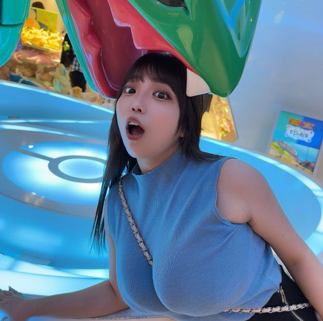 日本写真偶像雅乐代梨花分享跟宝可梦角色「烈空坐」合照。（翻摄自X @utashiro_rika）