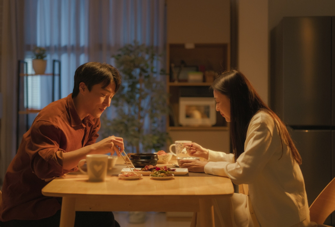 女網友和男友約會吃飯，不料因護理專長被男友父母相中，開3萬元「到府實習」。（示意圖。圖：shutterstock/達志）