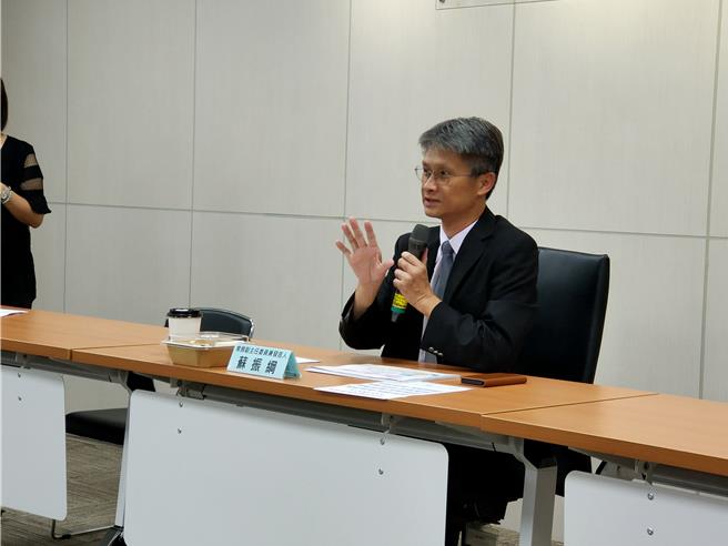 国科会副主委兼发言人苏振纲于今（18）日与媒体茶叙时回应，台湾在过去30到40年间建立的半导体生态体系，「无法取代、也很难复制」，政府将持续强化台湾关键角色。（李侑珊摄）