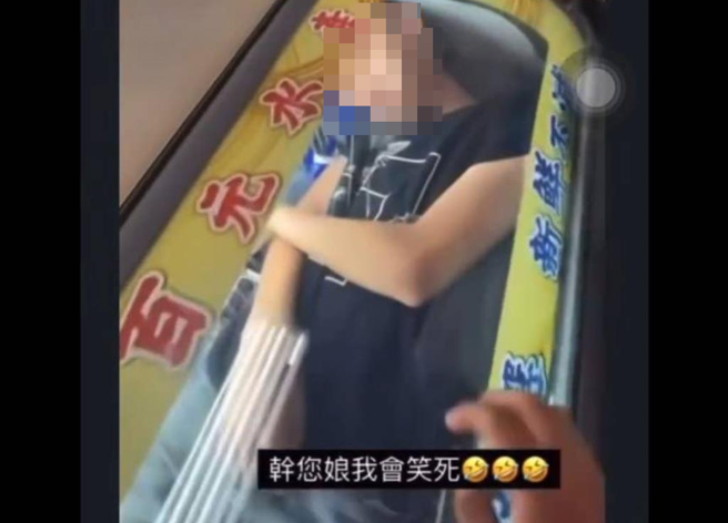 天气太热动歪脑筋？有网友在「Threads」分享一群屁孩，让其中一人躺入连锁超商贩售冰品的冰柜内，而事发超商正是高雄市杉林区一家莱尔富。（翻摄照片／林雅惠高雄传真）