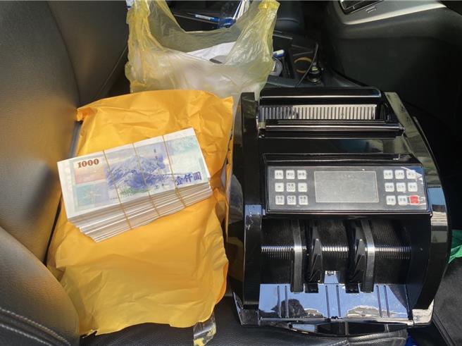 警方查扣點鈔機、收據等證物。（蘆洲警分局提供）