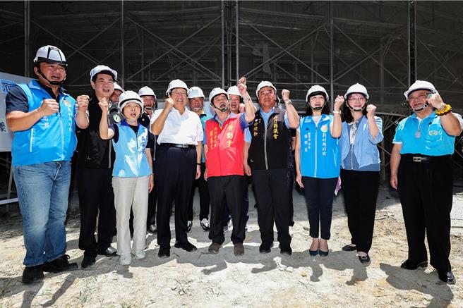 新竹縣長楊文科（左三）18日視察湖口高中遷校工程， 和議員們一起握拳，高喊「縣長加油！楊文科清白！」（羅浚濱攝）