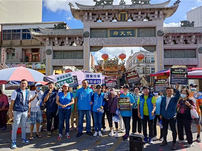 国民党今日全国同步举办「支持国会改革、阳光照进国会」街头宣讲，金门县党部上午也在金城镇东门代天府前广场响应活动。(图／国民党金门县党部提供)