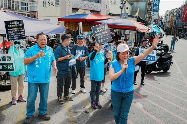 「金门女战神」立委陈玉珍(右一)也特别赶回金门共襄盛举，在县党部主委吴兴邦(左二)的号召下，与党内同志上街呼吁来往的民眾，一起共同支持国会改革法案。(图／国民党金门县党部提供)