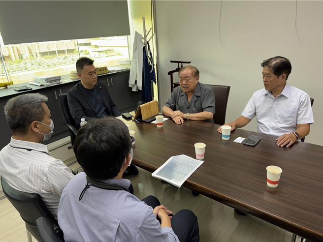 立法委员林沛祥（后排左1）、鷄笼中元祭祭典委员会主委，同时也是前市长张通荣，共同出席协调会，争取观光署补助鷄笼中元祭系列活动。（林沛祥服务处提供／张志康基隆传真）